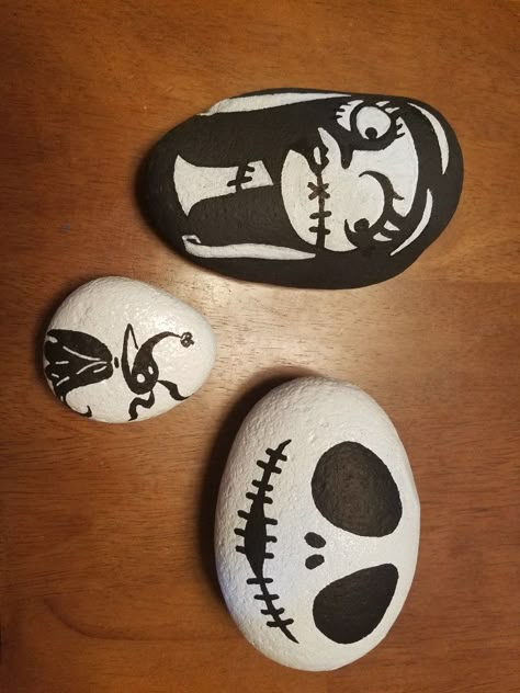 Nightmare before Christmas  painted rocks Paintings On Stones, Cool Rock Designs, Artistic Rock Painting, Creative Easy Paintings, Rocking Painting Ideas, Rock Inspo Painting, Paint On Rocks Ideas, Little Rock Painting Ideas, Jack Skellington Rock Painting