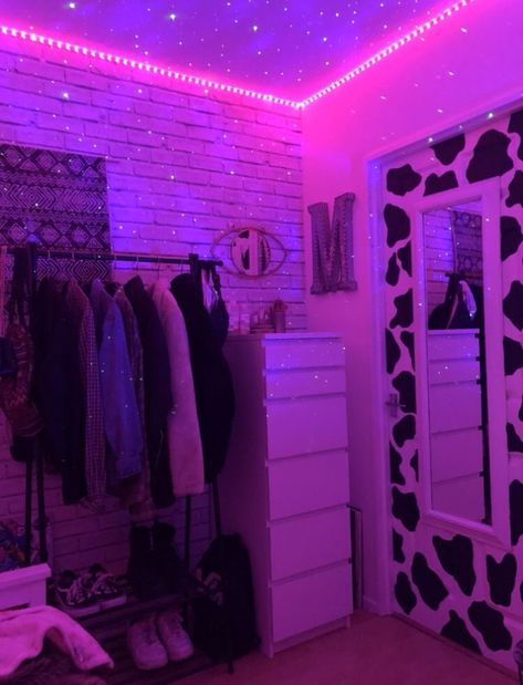 Neon Bedroom, Bedroom Ideas Aesthetic, Chill Room, Neon Room, Indie Room Decor, Grunge Room, Indie Room, Teen Room Decor, Redecorate Bedroom