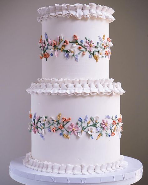 Wedding Cakes Colorful Flowers, Simple Pretty Wedding Cakes, Rustic Simple Wedding Cake, Pastel Floral Wedding Cake, Maximalist Wedding Cake, Two Tier Wedding Cake With Flowers, Wedding Cake With Icing Flowers, Birthday Cake Aesthetic Vintage, Wedding Cake Colorful