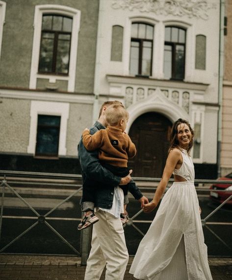 City Family Photoshoot Picture Ideas, Family Photo Shoot City, Family Street Photography, City Family Pictures, Family Urban Photoshoot, Street Style Family Photoshoot, Family Downtown Photoshoot, Family Street Photoshoot, Family Photoshoot In The City