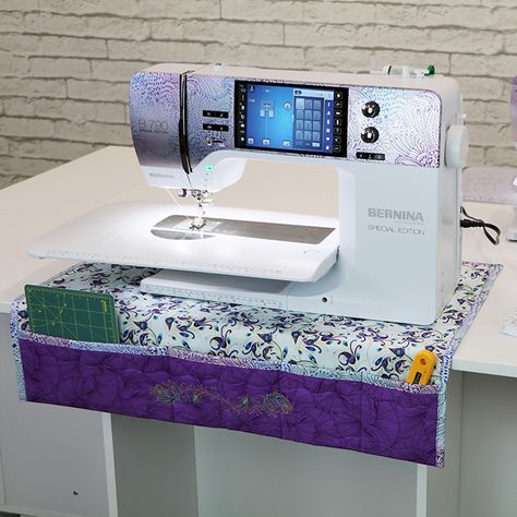 Sewing Machine Placemat, Sewing Machine Mat With Pockets Free Pattern, Sewing Machine Accessories To Make, Decorating Sewing Machine, Sewing Machine Pad With Pockets, Sewing Machine Mat Pattern Free, Sewing Machine Mat With Pockets, Sewing Machine Pad, Sewing Mat