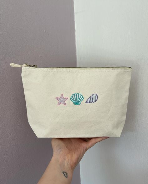 Summer 🐚🐬 #summer #beach #beachbag #shell #embroidery Beach Tote Bags Diy, Beach Tote Bags Summer, Shell Embroidery, Clothes Painting, Totes Ideas, Bag Painting, Shell Bag, Stylist Tattoos, Diy Tote Bag