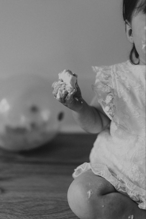 Highchair Cake Smash Photos, Studio 1st Birthday Pictures, 1year Birthday Photoshoot Ideas, Twin 1st Birthday Photoshoot, Outside One Year Old Birthday Pictures, Minimalist First Birthday Photoshoot, One Year Old Indoor Photoshoot, Smash The Cake Photoshoot, One Year Old Smash Cake Photoshoot