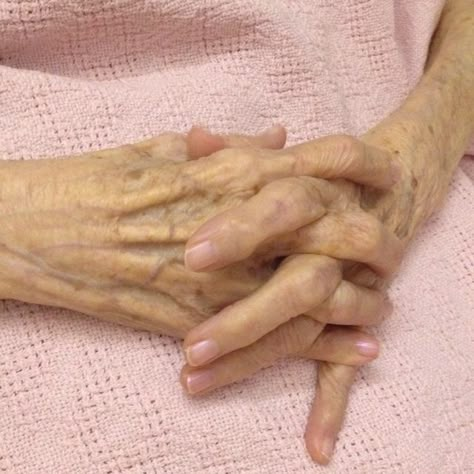 Old Hands Aesthetic, Old Woman Aesthetic, Aged Hands, Beauty In The Mundane, Round Of Applause, Stood Up, Old Woman, Foto Art, What’s Going On