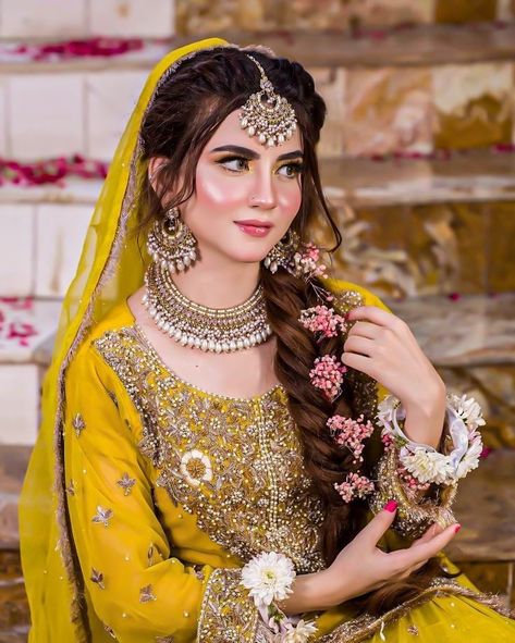 Mehndi Bridal Hairstyle, Muslim Bride Hairstyle, Mehndi Hairstyle, Pakistani Bridal Makeup Red, Haldi Look For Bride, Haldi Ideas, Bride Fashion Illustration, Mayon Dresses, Shadi Dress