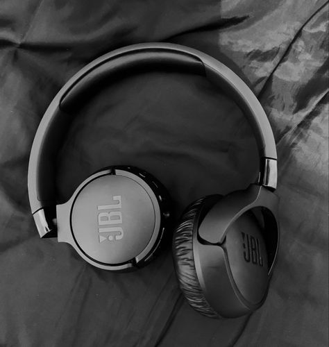 Jbl Black Headphones, Headphones Jbl, Headphone Aesthetic, Black Headphones, Earbud Headphones, I Love Books, Black Aesthetic, Love Book, Vision Board