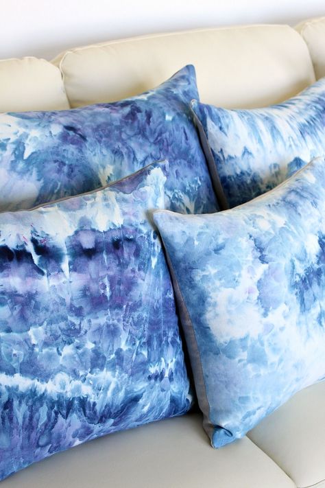 Gifts For A BFF | DIY ice dye pillows Embroidery Islamic, Tie Dye Tutorial, Fabric Dyeing Techniques, Pillows Blue, Diy Techniques And Supplies, Dyed Pillows, Dyeing Tutorials, Diy Sy, Diy Dye