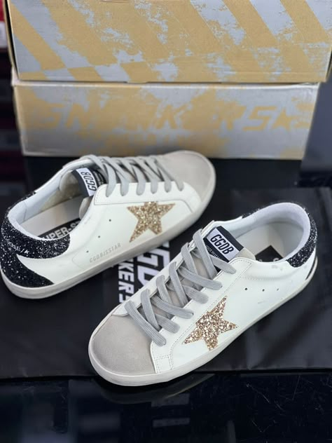 Golden Goose Boots, Trendy Womens Sneakers, Golden Goose Outfit, Mode Turban, London Shopping, Goose Shoes, Golden Goose Sneakers, Fancy Shoes, Golden Goose Shoes