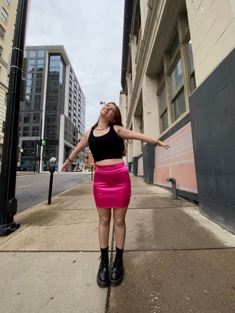 Pink Skirt Concert Outfit, Doc Martens Fishnets Outfit, Concert Outfit Ideas Paramore, Pink Fishnets Outfits, Paramore Outfit Concert, Concert Outfit 2022, Pink Fishnet Outfit, Paramore Outfits, Paramore Concert Outfit Ideas