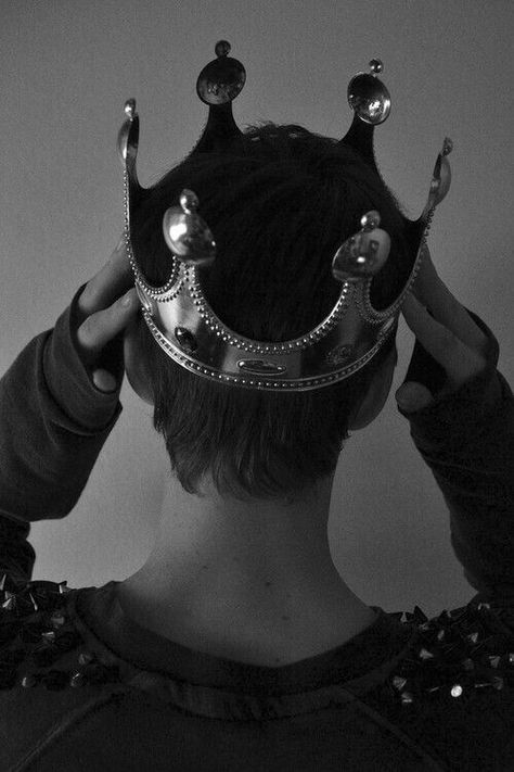 Guy wearing a crown • Photography • Male Character Inspiration Crown Aesthetic, We Heart It, Crown, Lost, Black