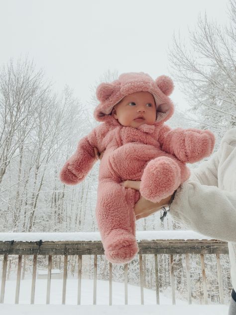 Baby Snow Pictures Photo Ideas, Newborn Snow Pictures, Baby Snow Photoshoot, January Baby Photoshoot Ideas, Babygirl Photoshoot Ideas, Snow Baby Pictures, January Baby, Snow Photoshoot, Baby Snow