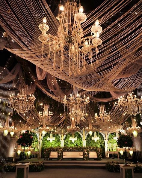 Nikkah Aesthetic Decor, Dramatic Wedding Decor, Ceiling Design Wedding, Wedding Elegant Decoration, Black And Gold Reception, Sultry Wedding, Gold Indian Wedding, Luxury Event Decor, Luxury Indian Wedding