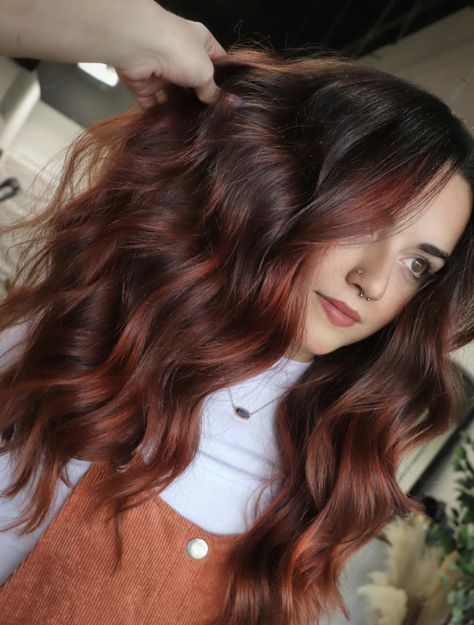 fall hair color - cowboy copper hair - chocolate copper hair - dark copper balayage brunette hair Auburn Hair Bangs, Cobrizo Hair, Copper Balayage Brunette, Red Balayage Hair, Auburn Balayage, Cinnamon Red, Rambut Brunette, Red Ombre Hair, Red Balayage