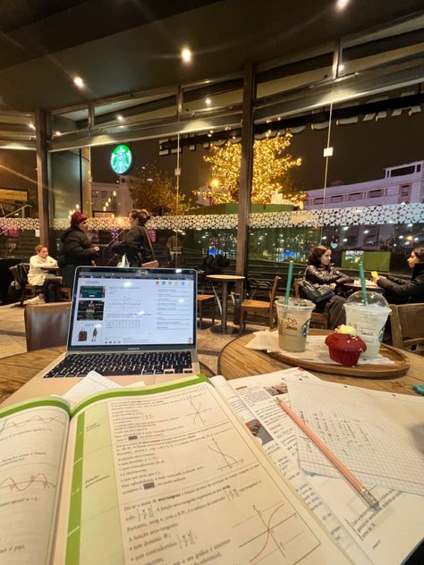 Starbucks Study Date Aesthetic, Coffeeshop Study Aesthetic, Starbucks Study Outfit, Aesthetic Cafe Studying, Starbucks Working Aesthetic, Study In A Cafe Aesthetic, Starbucks Aesthetic Studying, Study Christmas Aesthetic, Christmas School Aesthetic