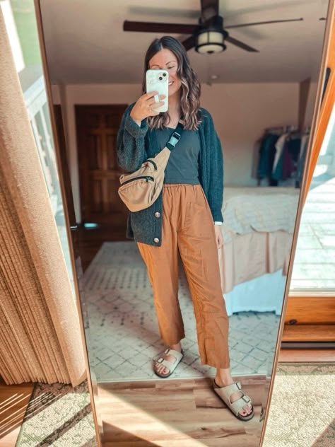 My Go-To Layered Spring Uniform (that’s comfy and put together) – Marissa Wears an Outfit Linen Pant With Sneakers, Earthy Style Outfits, Tan Linen Pants Outfit, Brown Linen Pants Outfit, Linen Pants Outfit Fall, Fall Outits, Sf Aesthetic, Yellow Linen Pants, Teva Style