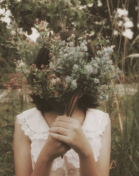 Mysterious Photography Aesthetic, Mystery Aesthetic Girl, Saniya Core Aesthetic, Saniya Core, Caitlin Core Aesthetic, Caitlyn Core Aesthetic, Mystery Girl Aesthetic, Girl Holding Flowers Aesthetic, Averie Core