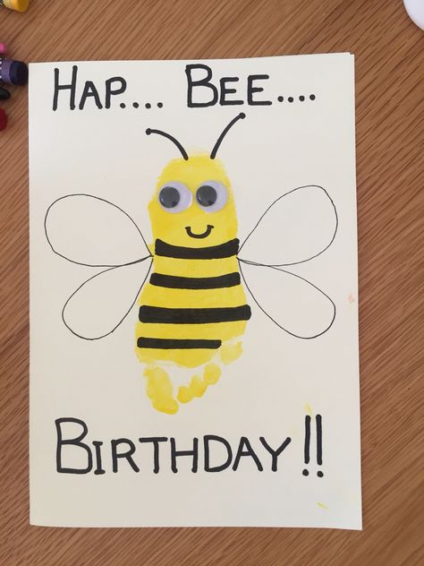 Hap-Bee Birthday card with toddler footprint and googley eyes Bee Birthday Cards, Birthday Presents For Dad, Anniversaire Diy, Footprint Crafts, Homemade Birthday, Birthday Card Craft, Homemade Birthday Cards, Birthday Cards For Mom, Birthday Crafts