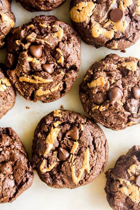 Thick and brownie-like chocolate peanut butter cookies Double Chocolate Chip Cookies, Chocolate Peanut Butter Cookies, Cooking Chocolate, Pumpkin Cream Cheeses, Gourmet Cookies, Buttery Cookies, Butter Recipes, Cookies Chocolate, C Is For Cookie