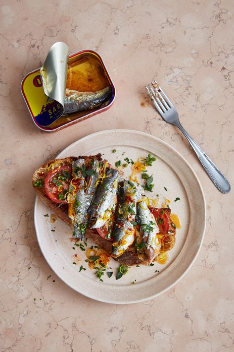 Sardines On Toast Recipe, Recipes For One Person, Sardine Toast, Sill Recept, Oily Fish, One Person Meals, Sardine Recipes, Recipes For One, Dried Chillies