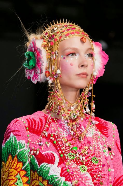 Manish Arora Makeup Fall 2014 Paris Fashion Week Manish Aurora, Mongolian Empire, Manish Arora, Hippy Chic, Head Piece, Fashion Week Runway, Manish, Fall 2014, Looks Style