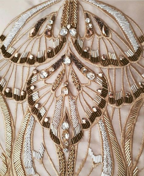 Tambour Beading Pattern Ideas, Tambour Embroidery Patterns, Golden Embroidery Design, Bead Work Embroidery, Feathers Embroidery, Embroidery With Beads, Tambour Beading, Haute Couture Embroidery, Haute Couture Details