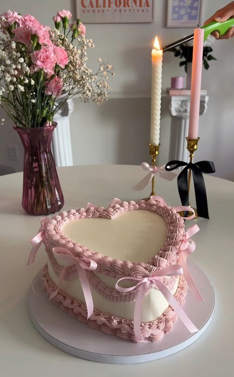 Aesthetic Cakes Vintage, Bday Party Aesthetic Ideas, Bake Cake Aesthetic, Pink Birthday Cakes Aesthetic, Pink Birthday Party Food, Cake Ideas Sweet 16, 15 Th Birthday Cake, Mom Bday Cake, 16 Th Birthday Cake