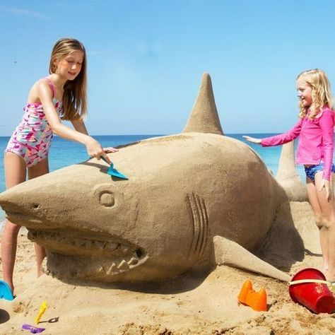 Beach Sand Castles, Beach Sand Art, Playing In The Sand, Snow Sculptures, Snow Art, Sand Sculptures, Ice Sculptures, Shark Week, Beach Crafts