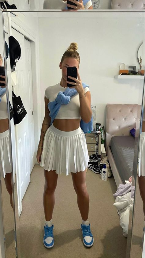 Mini Skirt Tennis Shoes Outfits, Tennis Skirt And Tshirt Outfit, Skater Skirt Outfit For Summer, White Skater Skirt Outfit, White Tennis Skirt Outfit Summer, Curly Aesthetic, Tennis Skirt Outfit Street Style, White Tennis Skirt Outfit, Outfit Jupe