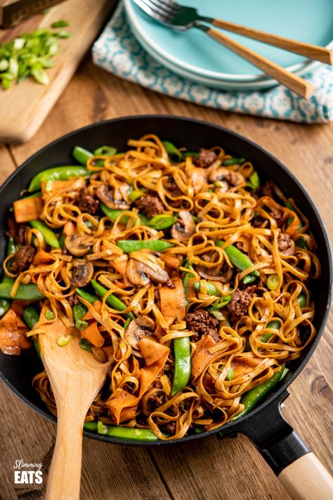 Quick Hoisin Beef Noodle Stir Fry - a perfect family meal ready in less than 30 minutes.Slimming World and Weight Watchers friendly Hoisin Beef, Stir Fry Beef, Stir Fry Noodles Recipe, Beef Noodle Stir Fry, Fried Noodles Recipe, Noodle Stir Fry, Beef Noodles, Stir Fry Recipe, Stir Fry Noodles