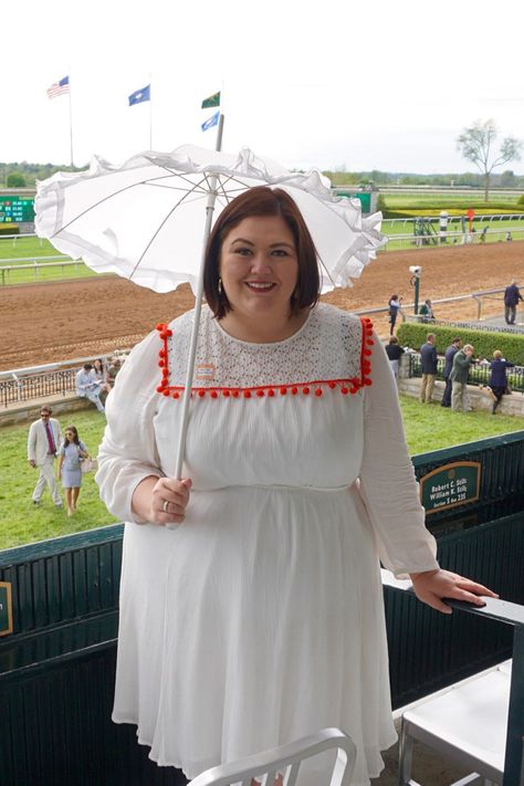 What to wear to Keeneland - a spring plus size outfit for horse racing from #plussize Kentucky blogger Authentically Emmie #horseracing #fashion #ootd #springfashion Keeneland Spring Outfit, Kentucky Outfit, Keeneland Outfit, Horse Race Outfit, Race Day Fashion, Race Outfit, Derby Outfits, Day At The Races, Plus Size Outfit