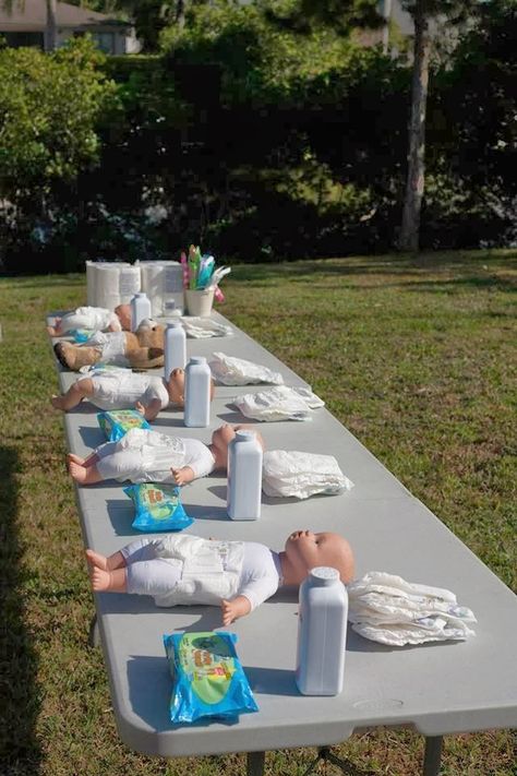 12 Baby Shower Games That Guys Will Actually Want to Play Foto Gender Reveal, Baby Shower Mixto, Funny Baby Shower Games, Idee Babyshower, Baby Shower Prizes, Outside Baby Showers, Fun Baby Shower Games, Cool Baby, Shower Bebe