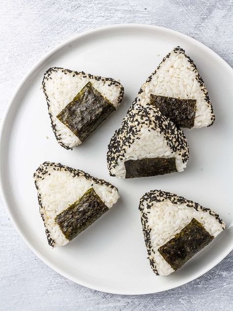 Chickpea Onigiri, Triangle Rice Ball, Avocado Onigiri, Onigiri Recipe Filling Ideas, Tuna Onigiri Recipe, Homemade Onigiri, Kimchi Kimbap, Nibbles Recipes, Rice Triangles