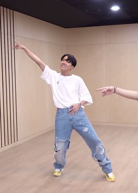 [CHOREOGRAPHY] BTS (방탄소년단) ‘Dynamite’ Dance Practice (Cute & Lovely ver.) #2021BTSFESTA Dynamite Dance Practice, J-hope Dynamite, J-hope Outfit, Dynamite Dance, Hoseok Aesthetic, Denim Man, Hope Fashion, College Au, Bts Dance Practice