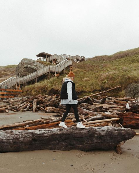 Ashtyn Bodensteiner Outfits, Oregon Coast Outfit Fall, Oregon Beach Outfit, Ashtyn Bodensteiner Style, Appalachian Outfits, Oregon Outfits Fall, Portland Oregon Aesthetic Clothes, Oregon Coast Aesthetic Outfit, Oregon Aesthetic Clothes