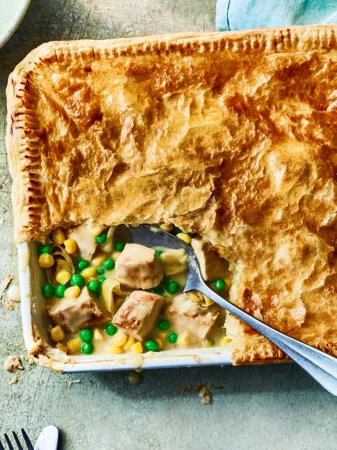 This cheat’s take on a classic uses a pastry sheet for some instant pie magic. An easy treat to start the week. Aga Cooking, Pastries Savory, Dinner Pie, Turkey Bacon Recipes, Puff Pastry Pie, Bacon Pie, Chicken Pie Recipe, Savoury Bakes, Leek Pie