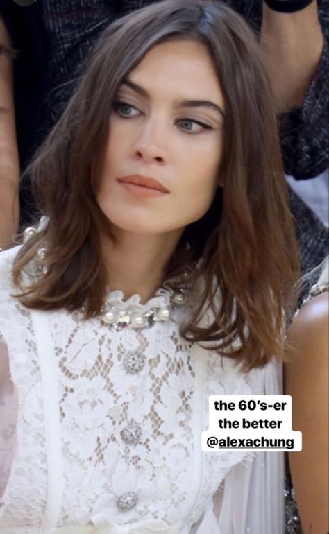 Alexa Chung Makeup, Alexia Chung, Alexa Chung Hair, Fair Skin Makeup, Alexa Chung Style, Beauty And The Beat, Minimalist Makeup, French Beauty, Fair Skin