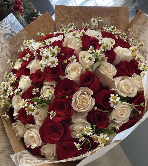 Roses Bouquet Gift, White Rose Bouquet, Luxury Flower Bouquets, Aesthetic Roses, Boquette Flowers, Red Rose Bouquet, Flower Shops, Flowers Bouquet Gift, Nothing But Flowers