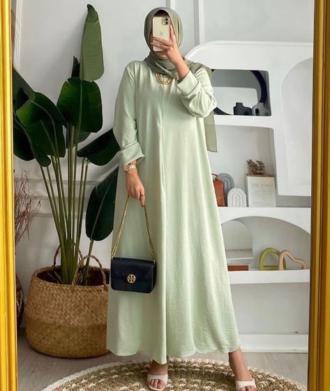 Very simple yet elegant abaya Mint Green Abaya, Pastel Abaya, Elegant Abayas, Green Dress Casual, Muslim Women Fashion, Muslimah Fashion Outfits, Muslimah Fashion, Hijab Style, Pastel Green