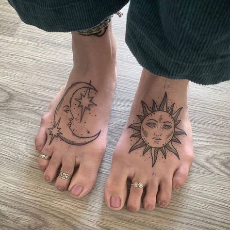 Knee Tattoo Outline, Sun And Moon Knee Tattoo, Hippie Tats, Hippie Tattoos, Hippie Tattoo, Tattoo Moon, Moon Tattoos, Dream Tattoos, Foot Tattoo