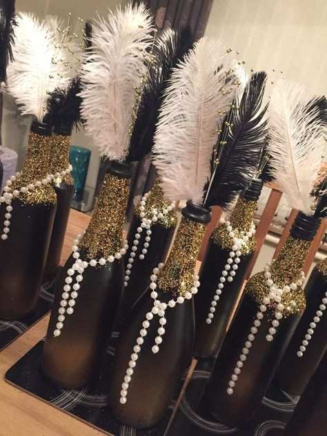 ♔ Le Bal Masqué Black Hollywood Theme Party, Gabsy Party Ideas, Jazz Brunch Decorations, Gatsby Themed Table Decor, Black And Gold Party Centerpieces Diy, The Great Gatsby Party Decorations, Roaring 20s Prom Theme Decor, Roaring 20s Party Centerpieces, Roaring 50s Party