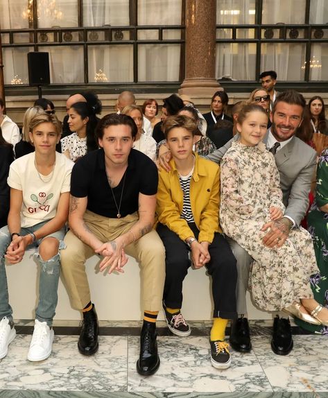 The Beckham Kids Were the Guests of Honor at Victoria Beckham’s Fashion Week Show Victoria Beckham Young, David Beckham Kids, Victoria Beckham Wedding, Victoria Beckham Makeup, Victoria Beckham Short Hair, Beckham Wedding, David Beckham Family, Beckham Haircut, Victoria Beckham Hair