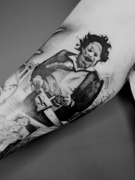 Horror Icon Tattoos, Leatherface Tattoo Ideas, Leather Face Drawing, Texas Chainsaw Mascara Tattoo, Leather Face Tattoo Design, 13 Ghosts Tattoo, Leather Face Tattoo, Texas Chainsaw Tattoo, Leatherface Drawing