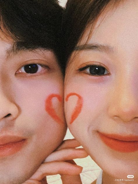 Head To Head Couple Pose, Selfie Ideas Couple, Couple Selfie Ideas, Couple Selfies Poses, Eye Trends, Spy Girl, Bff Hands Aesthetic, Couple Picture Poses, Ulzzang Couple