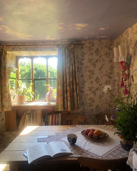 Cottage Inside Aesthetic, English Victorian Cottage, Cozy Countryside Cottages, Vintage Countryside Aesthetic, 1940s English Cottage, Victorian Cottage Core House Interior, Victorian Cottage Aesthetic, Cottage Homes Aesthetic, English Cottage Aesthetic Interior