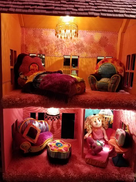 I renovated this vintage dollhouse for my granddaughters, groovy style♡ shaggy pink carpet and fancy wallpaper and details. The chandaliers were the most fun! Complete with Groovy Girls dolls and furniture. (Manhattan Toy Co.) Groovy Girls Dolls, Vintage Girls Rooms, Groovy Room, Girls Dollhouse, Doll Games, Pink Carpet, Vintage Dollhouse, Manhattan Toy, Girl House