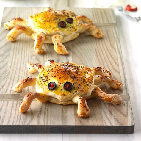 Ham 'n' Cheese Spiders Recipe -These creepy sandwiches are sure to scare up some fun at Halloween time! Kids really enjoy eating the spider-shaped sandwiches. —Kendra Barclay, De Kalb, Illinois Halloween Sandwiches For Kids, Spider Sandwiches, Halloween Potluck Recipes, Dough Shapes, Shaped Sandwiches, Spider Food, Easy Potluck Recipes, Halloween Potluck, Halloween Eats