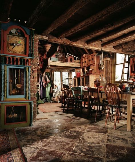 Weasley Family House, Harry Potter Burrow Aesthetic, Weasley House Interior, Weasly Home, Weasleys House Aesthetic, The Burrow Aesthetic Bedroom, The Burrow Inspired Home, Weasley Inspired Home, The Burrow Interior