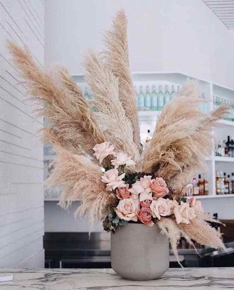 Sir Botanical Floral Arrangement Rose Bar, Grass Decor, Pampas Grass Decor, Grass Wedding, White Florals, Have Inspiration, Beautiful Flower Arrangements, Deco Floral, Dried Floral