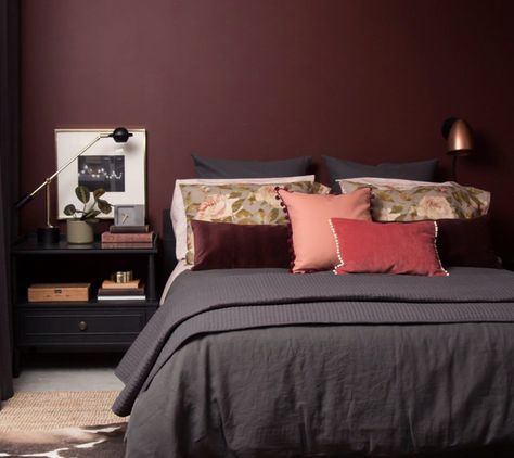 Fall Color Trend - Oxblood Red Maroon Bedroom, Burgundy Bedroom Ideas, Burgundy Bedroom, Budget Bedroom Makeover, Red Bedroom Design, Cozy Bedroom Colors, Eclectic Bedroom, Bedroom Red, Red Rooms