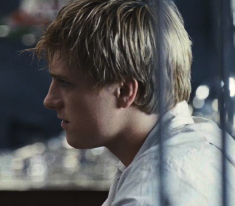 Josh Hutcherson Side Profile, I Heart Josh Hutcherson Pfp, Josh Hutcherson Peace Sign, Josh Hutcherson Playing Sports, Josh Huterson, Josh Hutcherson Thumbs Up, Hunger Games Characters, Finnick Odair, Peeta Mellark